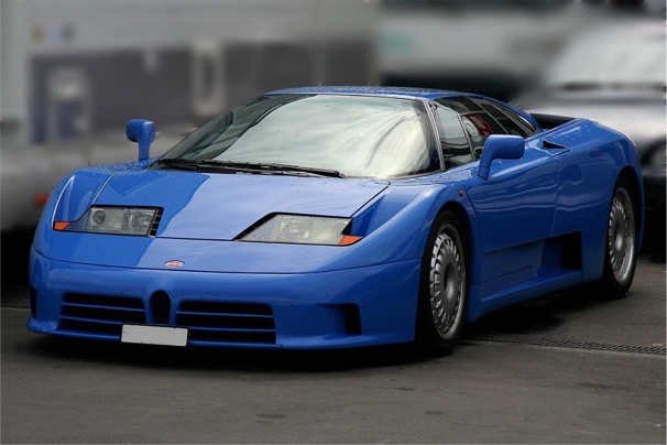 Une image contenant voiture, route, bleu, extérieur

Description générée automatiquement
